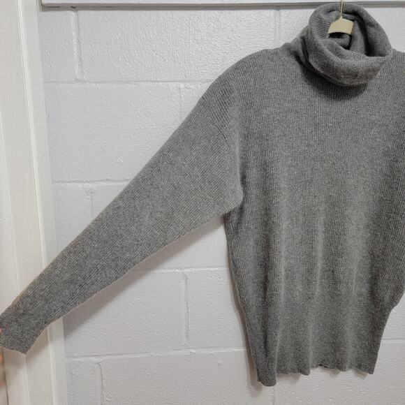 VTG Lambswool Turtleneck Sweater - Picture 4 of 10